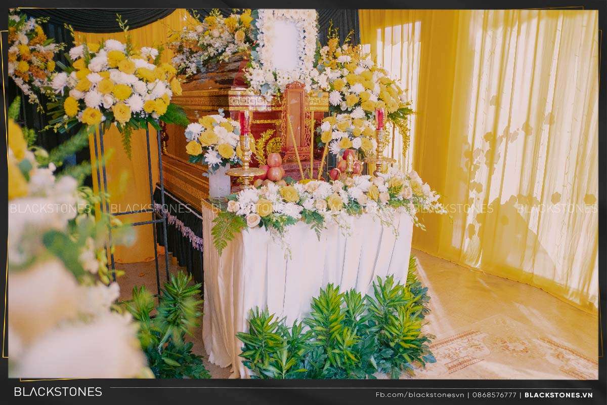 Khung ảnh thờ trang nghiêm mang đến sự trang trọng và tôn giáo cho không gian phòng thờ. Từ hình ảnh này, bạn có thể thấy được sự chăm chút, tinh tế của người Việt Nam trong việc bài trí không gian thờ cúng.