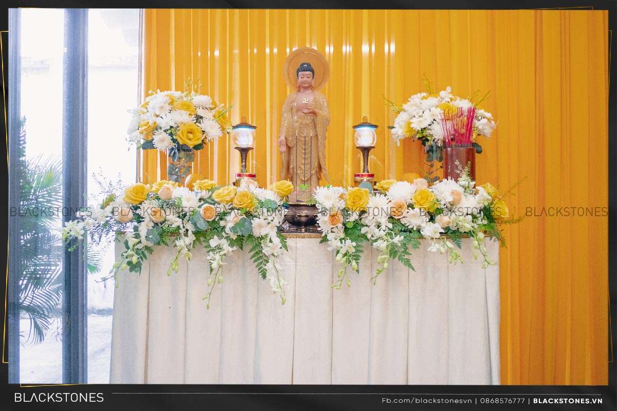 Bàn linh, bàn Phật được trang trí hoa yêu thích theo yêu cầu của gia quyến trong Gói tang lễ đặc biệt