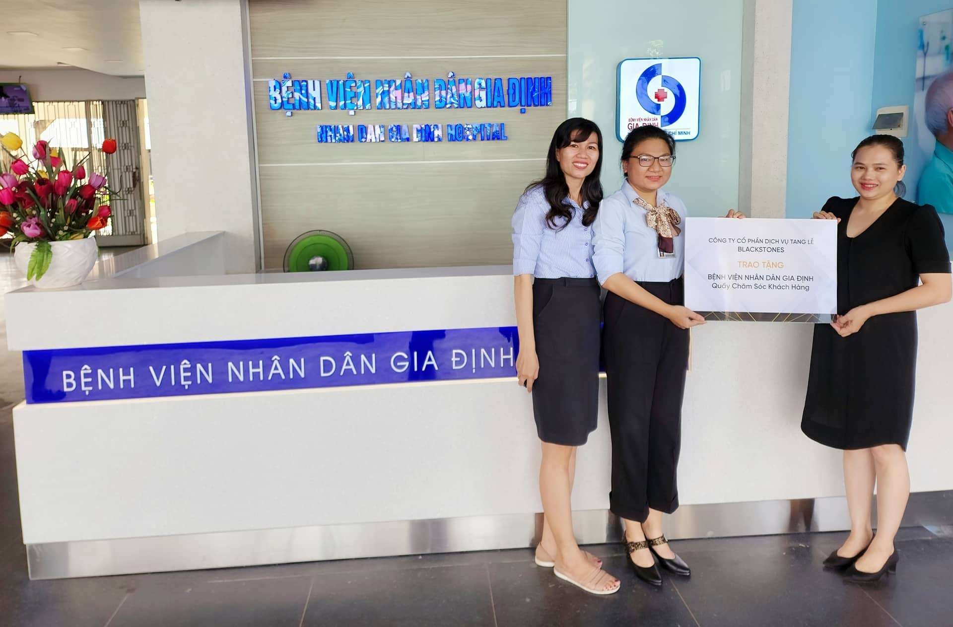 Bà Vũ Thị Phương- Tổng giám đốc Công ty DVTL Blackstones trao tặng cho đại diện bệnh viện