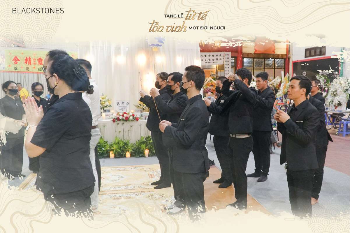 Đội ngũ tổ chức tang lễ chuyên nghiệp hỗ trợ cho gia đình thực hiện các nghi lễ