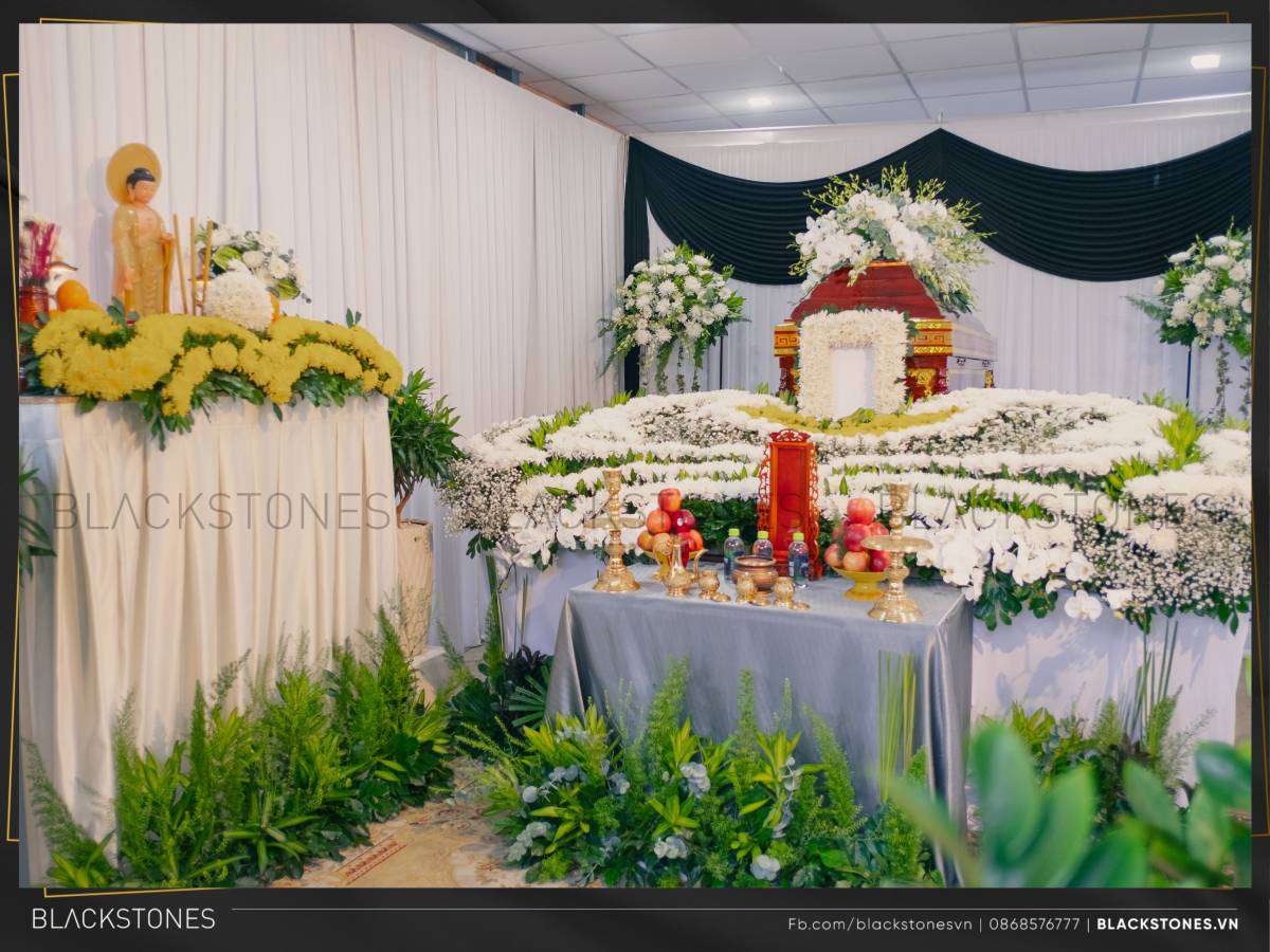 Bài trí không gian bằng hoa giúp tăng sự nghiêm trang trong buổi lễ tang