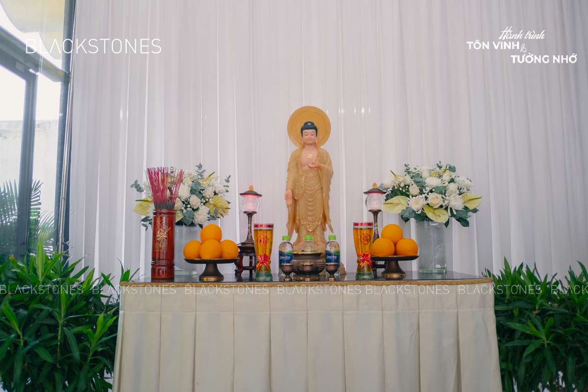 Sự trang nghiêm, thanh tịnh của bàn thờ Phật