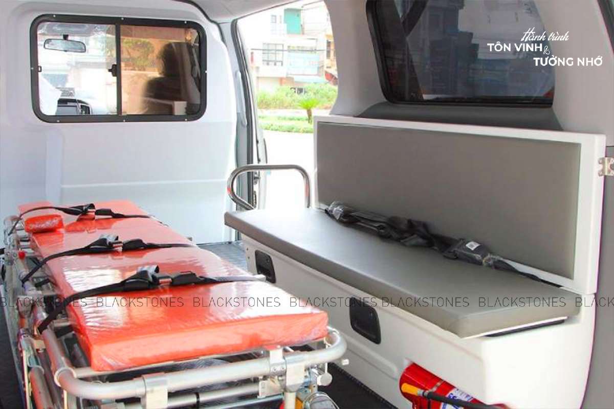 Xe cấp cứu chuyên dụng được trang bị đầy đủ các thiết bị. 
