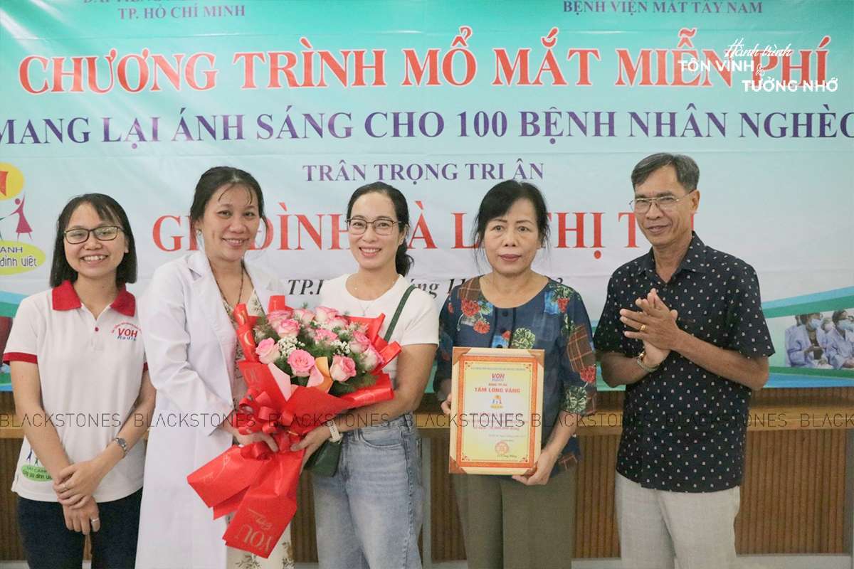 Gia đình bà Lê Thị Tới quyên góp dự án mổ mắt cho bệnh nhân nghèo và 2 trường học