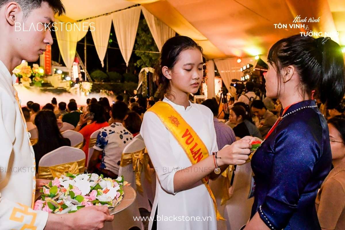 Nghi lễ cài hoa lên ngực