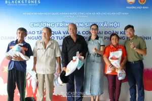 Phát quà chương trình an sinh xã hội